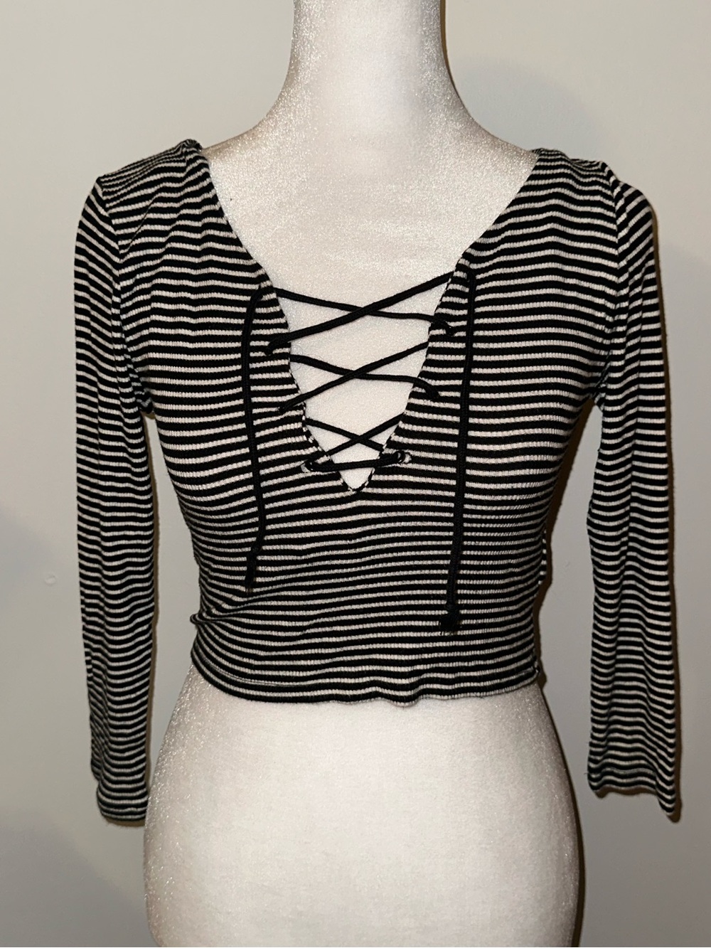 ❤️45-55% OFF BUNDLES🩷Forever 21 Black & White Striped Lace-Up Long Sleeve Crop - Picture 4 of 4